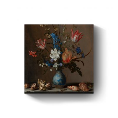 Bloemen in een Wan Li vaas met schelpen door Balthasar van der Ast